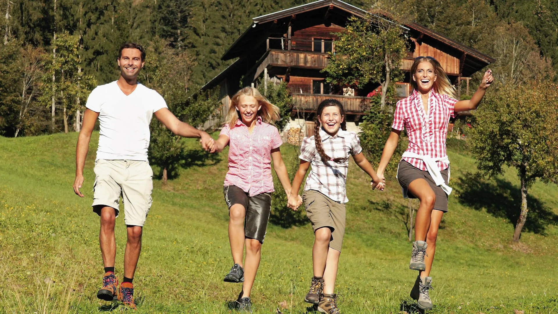 Familie_beim_Wandern_in_Muhltal_Herbst_2011_Wildschonau_M-_Auer
